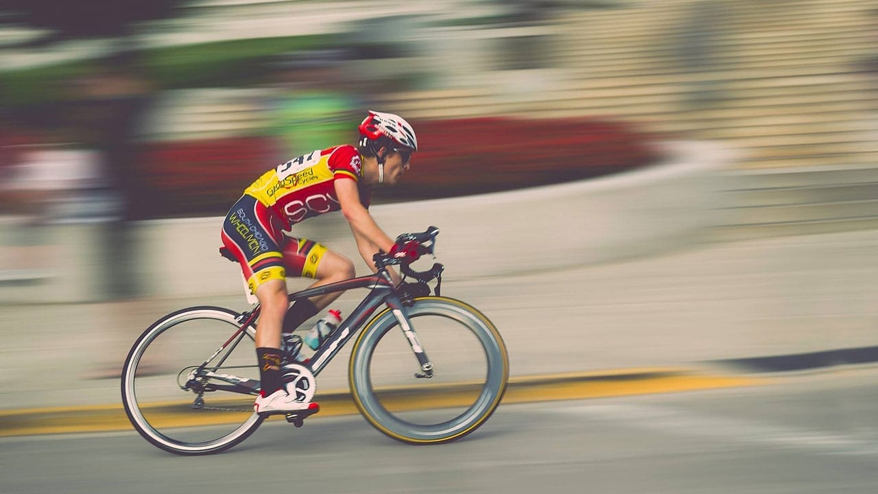 Competição de manobras em bicicletas atrai jovens e o esporte